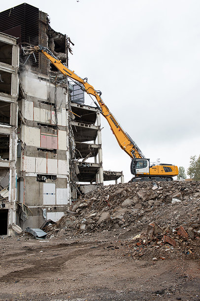 A new Liebherr crawler excavator: R 940 Demolition replaces R 944 C